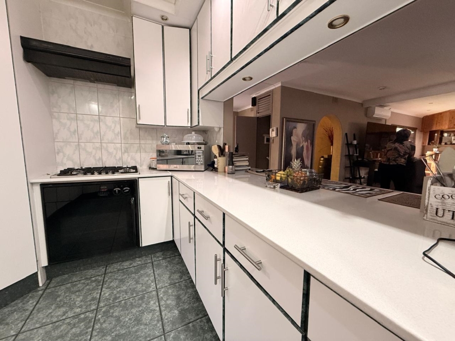 5 Bedroom Property for Sale in Huttenheights KwaZulu-Natal