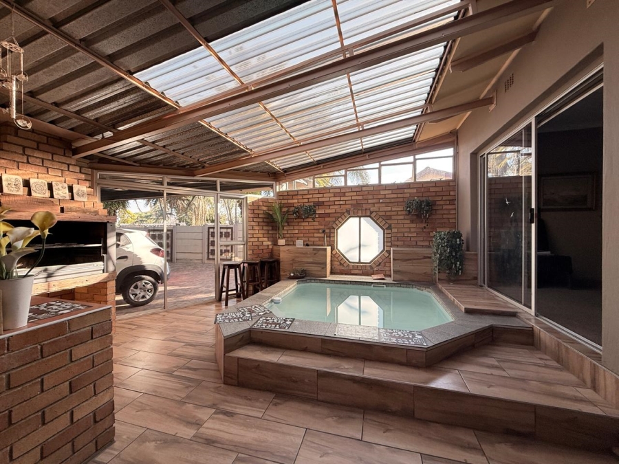 5 Bedroom Property for Sale in Huttenheights KwaZulu-Natal