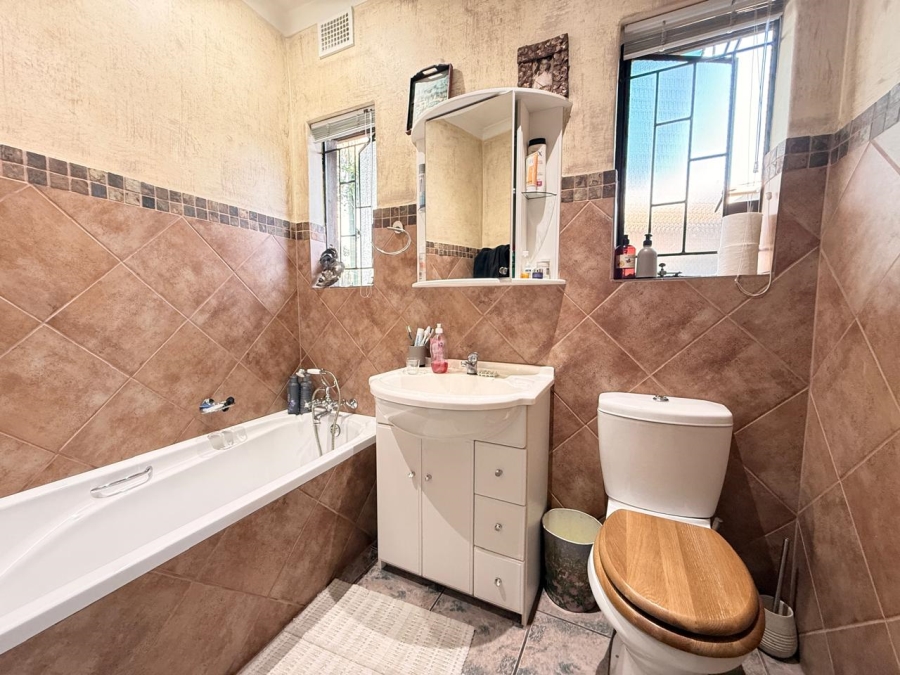 5 Bedroom Property for Sale in Huttenheights KwaZulu-Natal