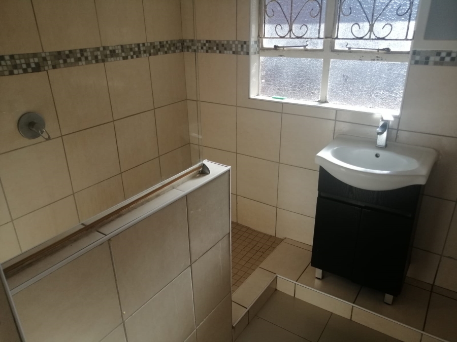 To Let 2 Bedroom Property for Rent in Essenwood KwaZulu-Natal