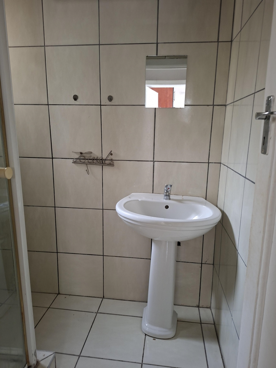 To Let 2 Bedroom Property for Rent in Essenwood KwaZulu-Natal