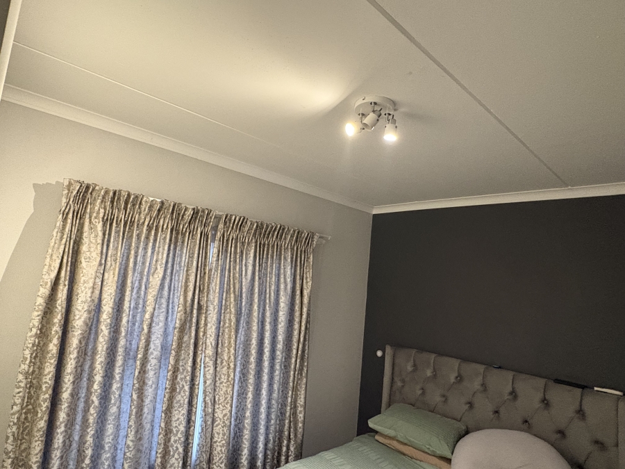 To Let 2 Bedroom Property for Rent in Umbogintwini KwaZulu-Natal