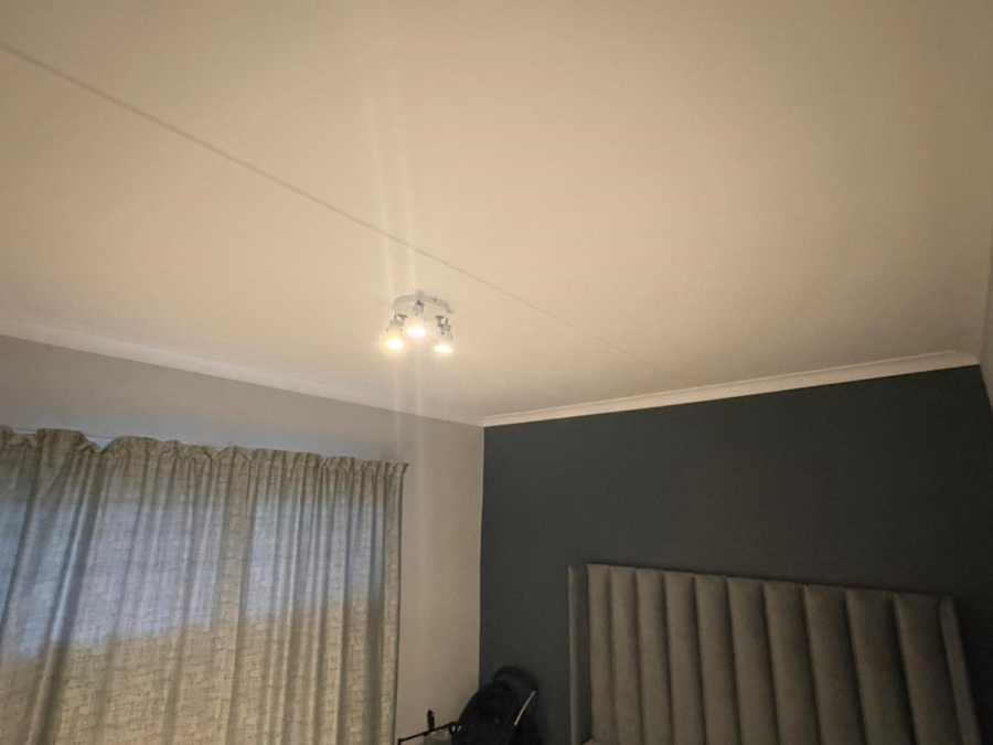 To Let 2 Bedroom Property for Rent in Umbogintwini KwaZulu-Natal