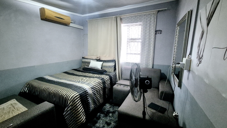 1 Bedroom Property for Sale in Montclair KwaZulu-Natal