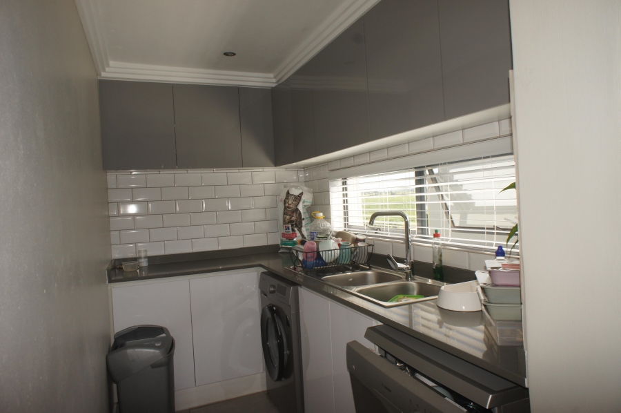 To Let 5 Bedroom Property for Rent in Palm Lakes Estate KwaZulu-Natal