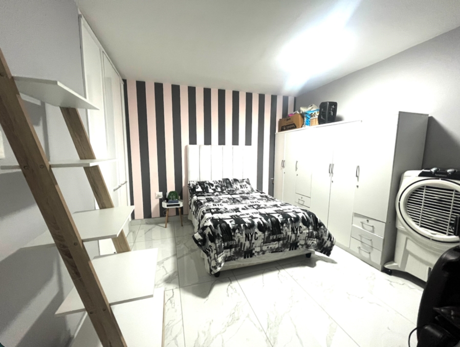 5 Bedroom Property for Sale in Ocean View KwaZulu-Natal