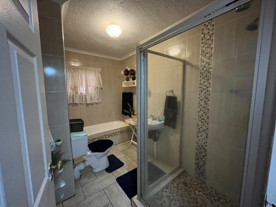 5 Bedroom Property for Sale in Richem KwaZulu-Natal