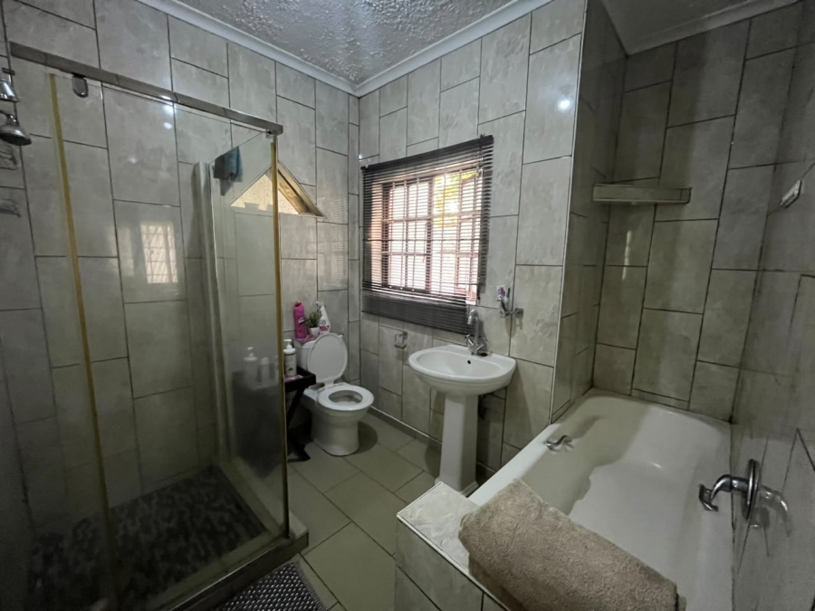 5 Bedroom Property for Sale in Richem KwaZulu-Natal