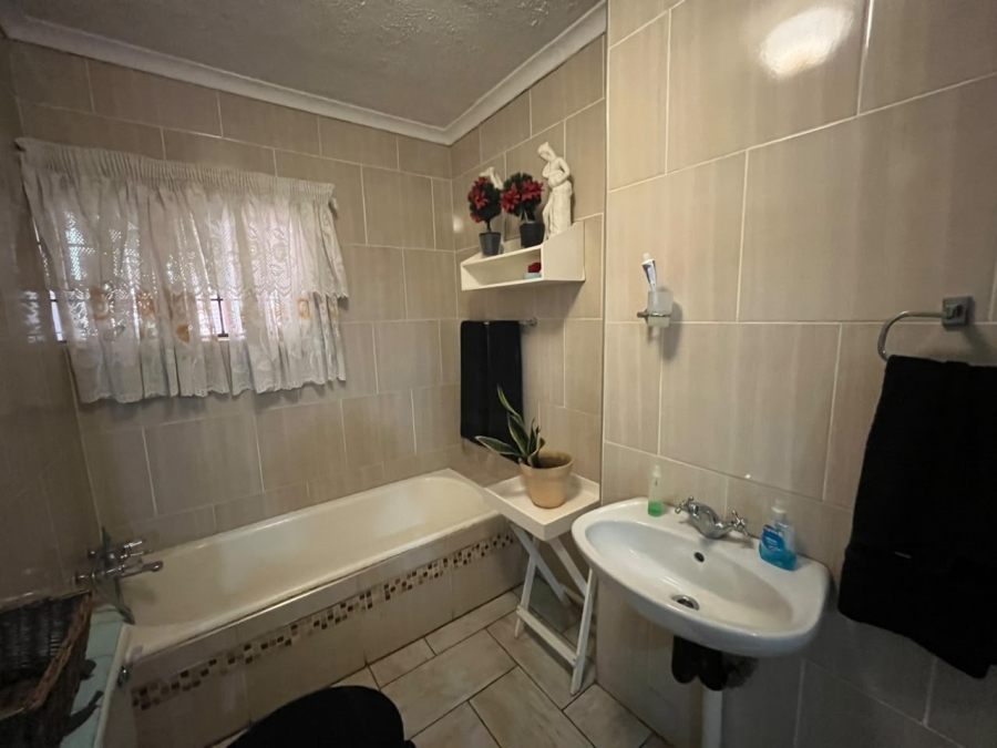 5 Bedroom Property for Sale in Richem KwaZulu-Natal