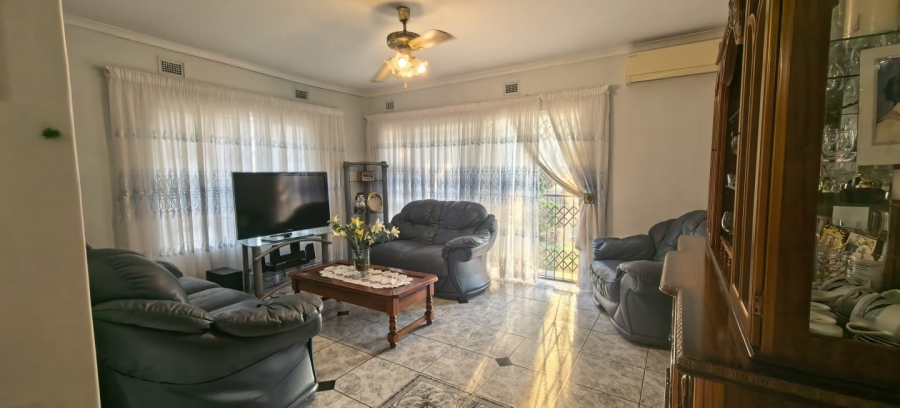 4 Bedroom Property for Sale in Treasure Beach KwaZulu-Natal