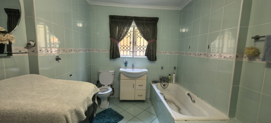 4 Bedroom Property for Sale in Treasure Beach KwaZulu-Natal