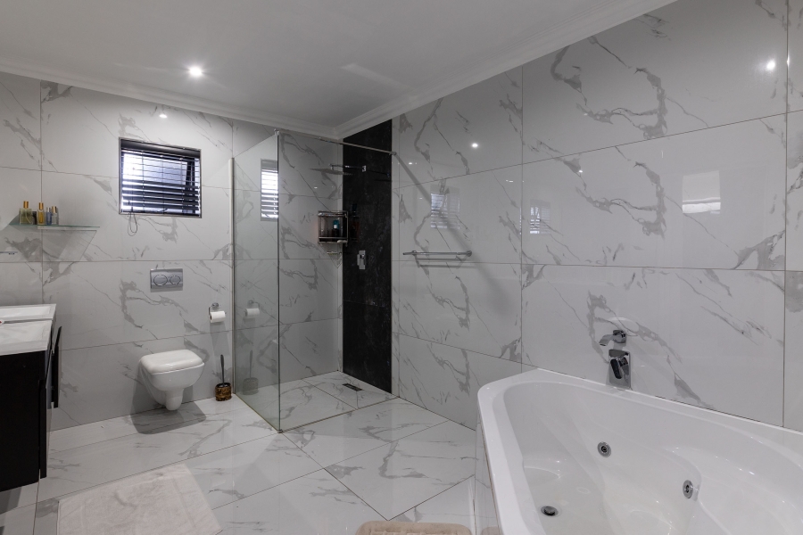 5 Bedroom Property for Sale in Umhlanga KwaZulu-Natal
