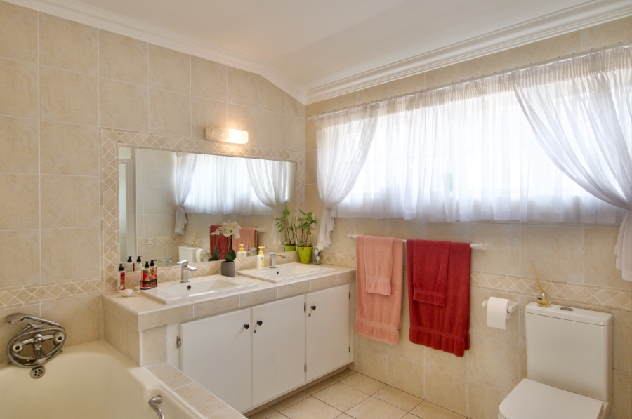 5 Bedroom Property for Sale in Cowies Hill KwaZulu-Natal
