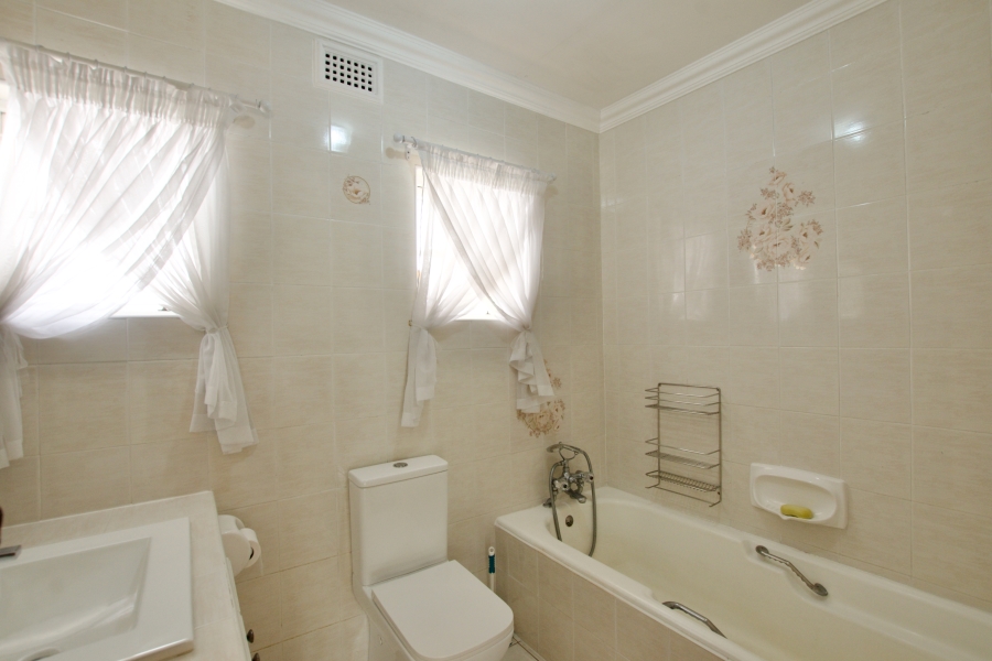 5 Bedroom Property for Sale in Cowies Hill KwaZulu-Natal