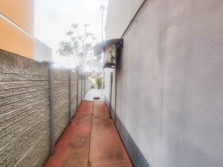 To Let 3 Bedroom Property for Rent in Northcroft KwaZulu-Natal