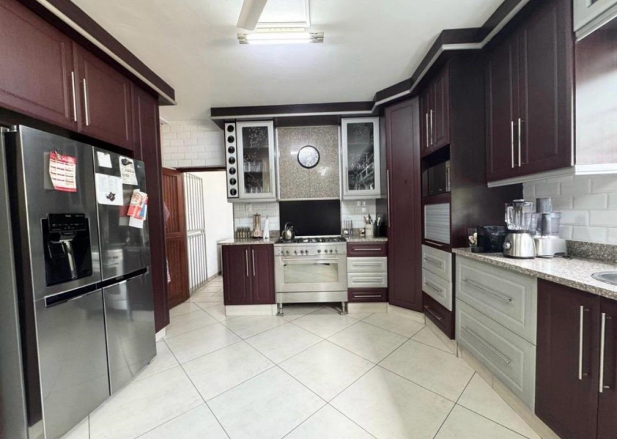 6 Bedroom Property for Sale in Meer En See KwaZulu-Natal