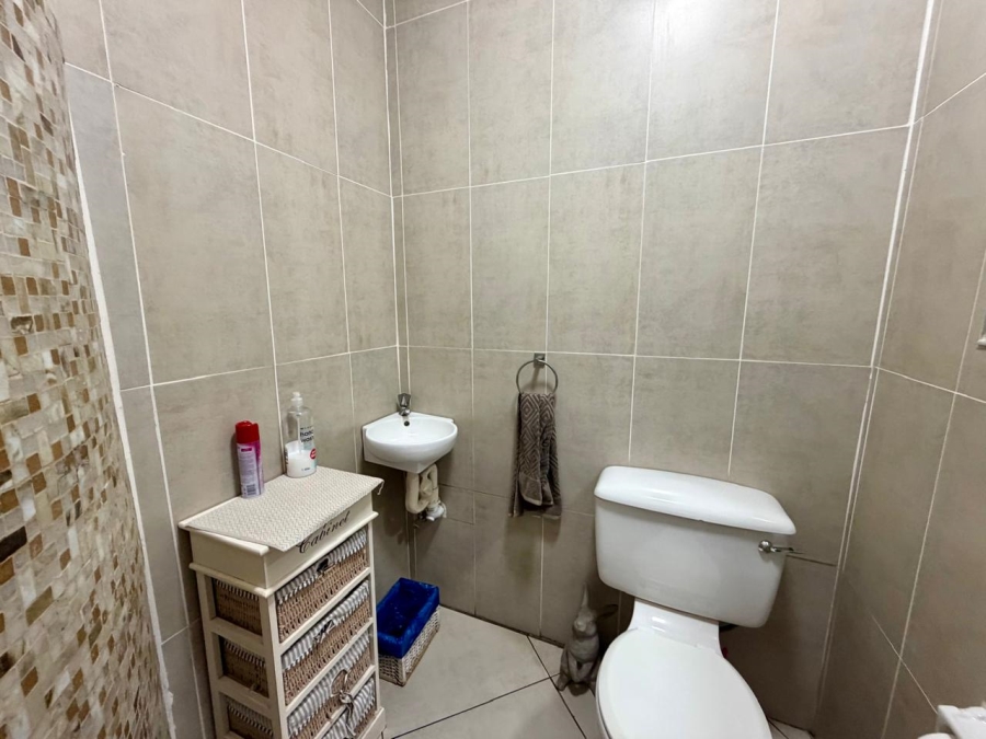 6 Bedroom Property for Sale in Meer En See KwaZulu-Natal