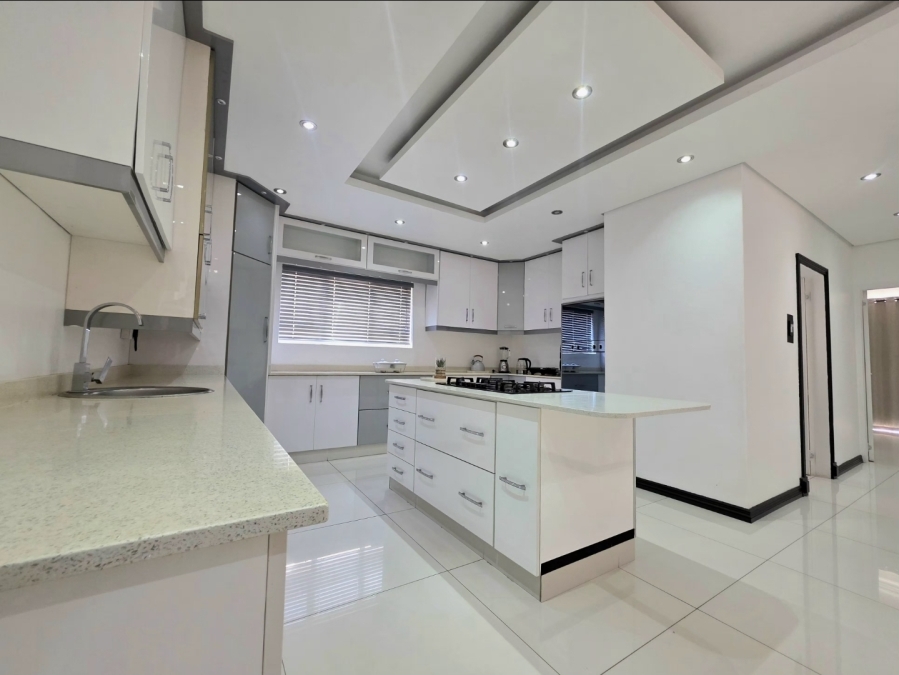 6 Bedroom Property for Sale in Illovo Beach KwaZulu-Natal