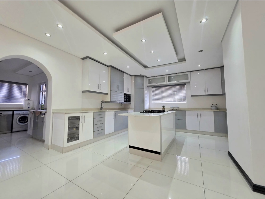 6 Bedroom Property for Sale in Illovo Beach KwaZulu-Natal