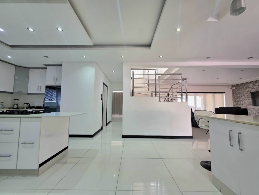 6 Bedroom Property for Sale in Illovo Beach KwaZulu-Natal