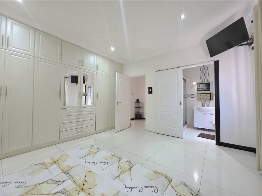 6 Bedroom Property for Sale in Illovo Beach KwaZulu-Natal