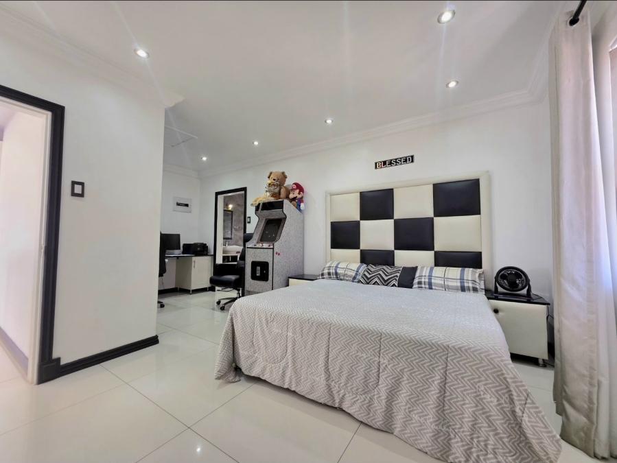 6 Bedroom Property for Sale in Illovo Beach KwaZulu-Natal