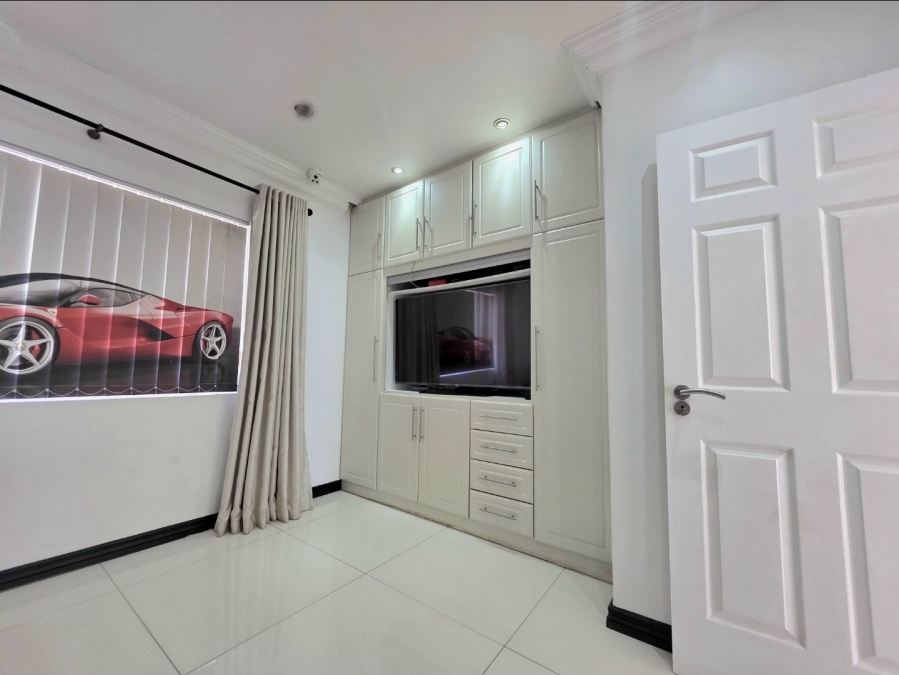 6 Bedroom Property for Sale in Illovo Beach KwaZulu-Natal