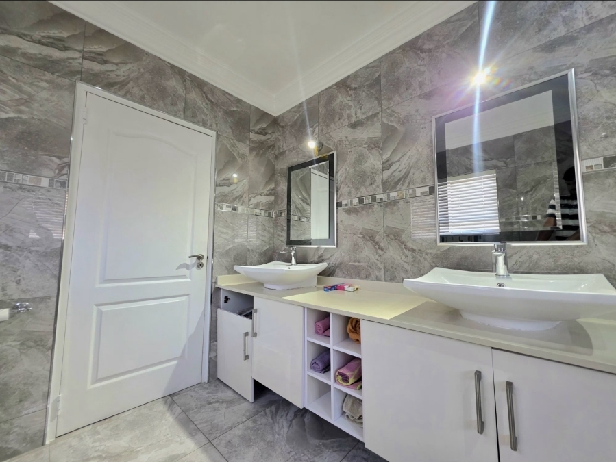 6 Bedroom Property for Sale in Illovo Beach KwaZulu-Natal