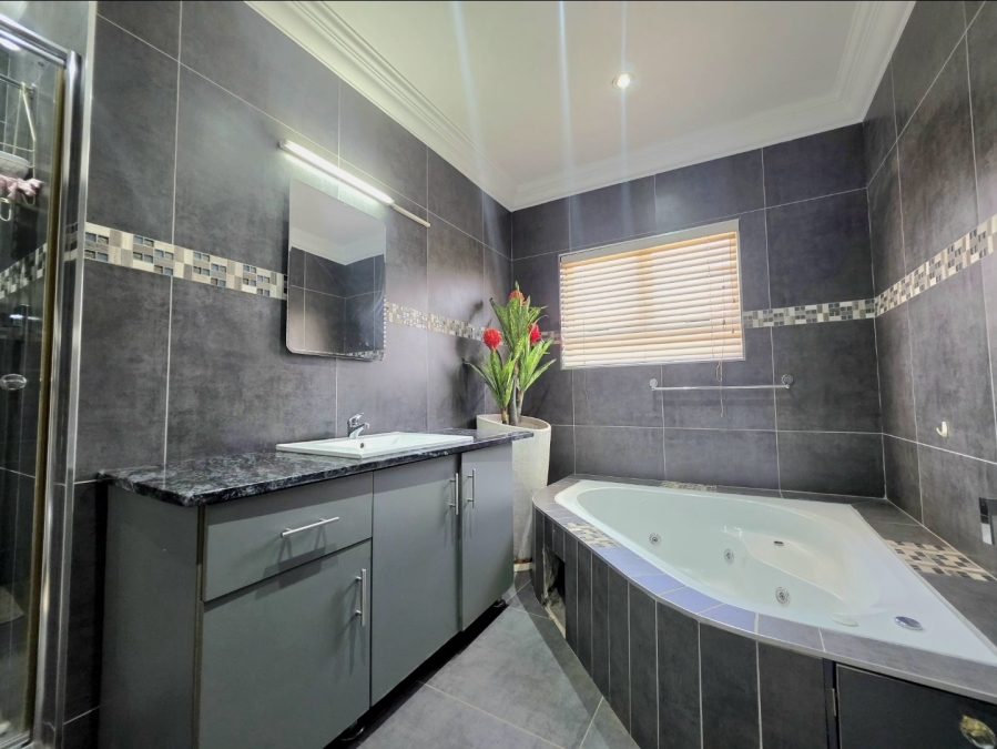 6 Bedroom Property for Sale in Illovo Beach KwaZulu-Natal