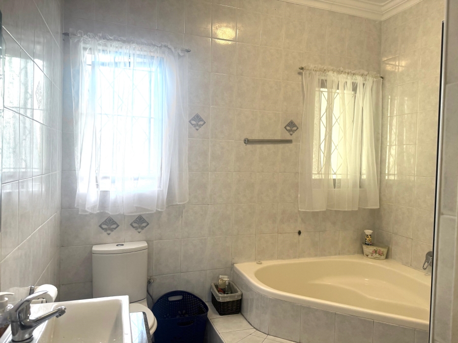 6 Bedroom Property for Sale in Meer En See KwaZulu-Natal