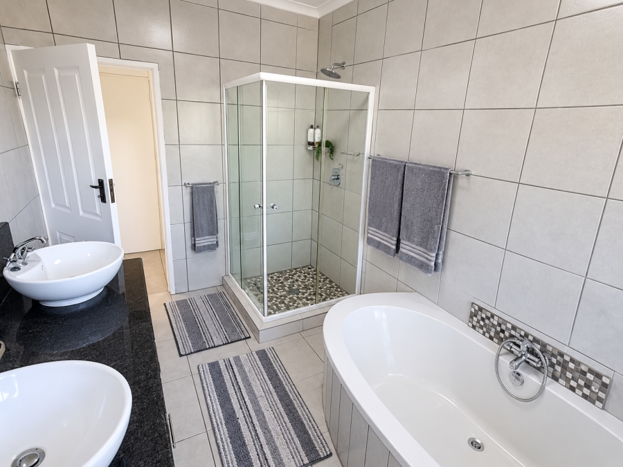 5 Bedroom Property for Sale in Huttenheights KwaZulu-Natal