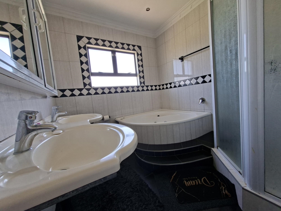 5 Bedroom Property for Sale in Somerset Park KwaZulu-Natal