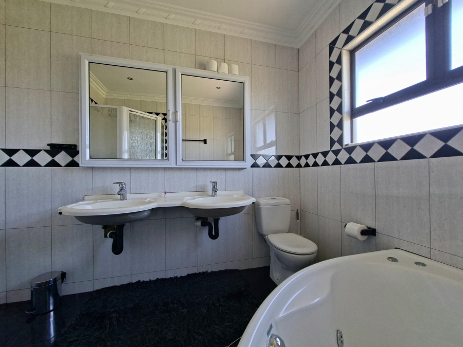 5 Bedroom Property for Sale in Somerset Park KwaZulu-Natal