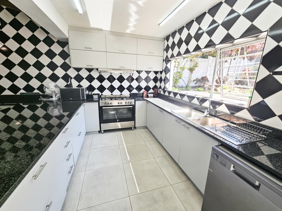 To Let 4 Bedroom Property for Rent in Umhlanga KwaZulu-Natal