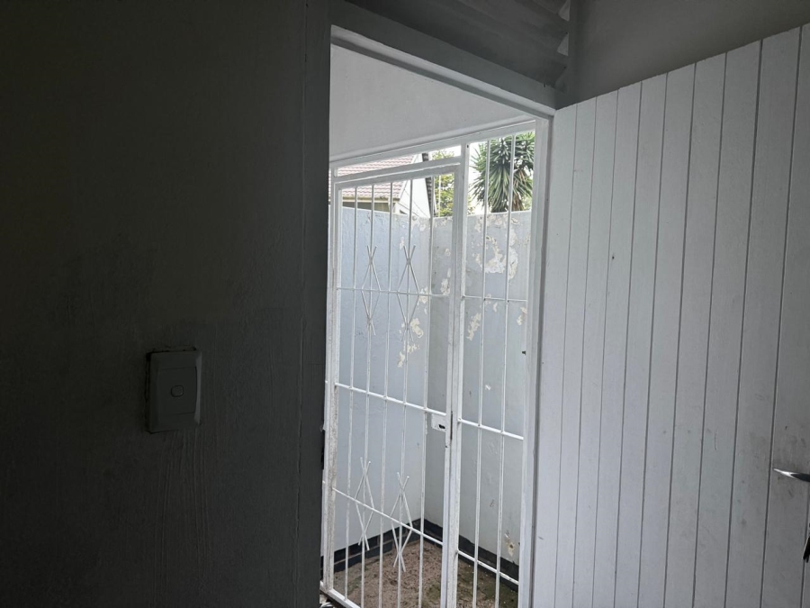 To Let 1 Bedroom Property for Rent in Kloof KwaZulu-Natal