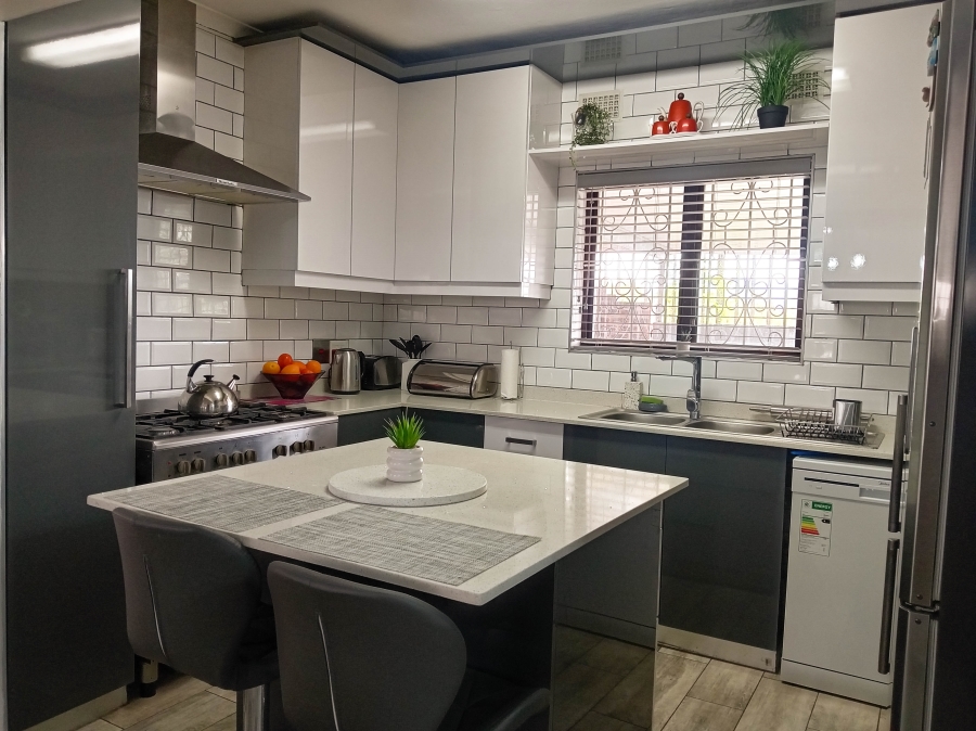 4 Bedroom Property for Sale in Kenville KwaZulu-Natal