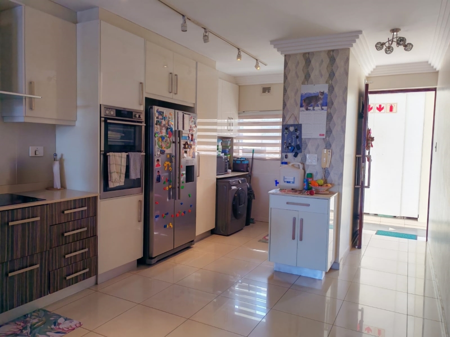 To Let 4 Bedroom Property for Rent in Umhlanga KwaZulu-Natal