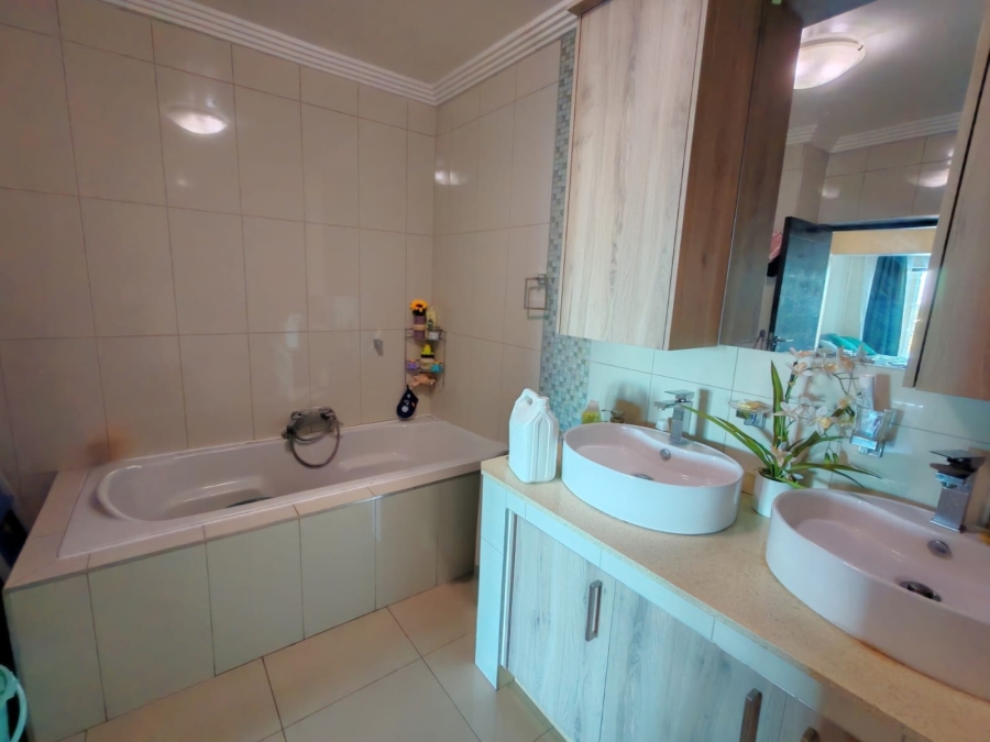 To Let 4 Bedroom Property for Rent in Umhlanga KwaZulu-Natal