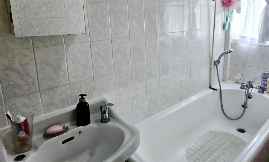 2 Bedroom Property for Sale in Essenwood KwaZulu-Natal