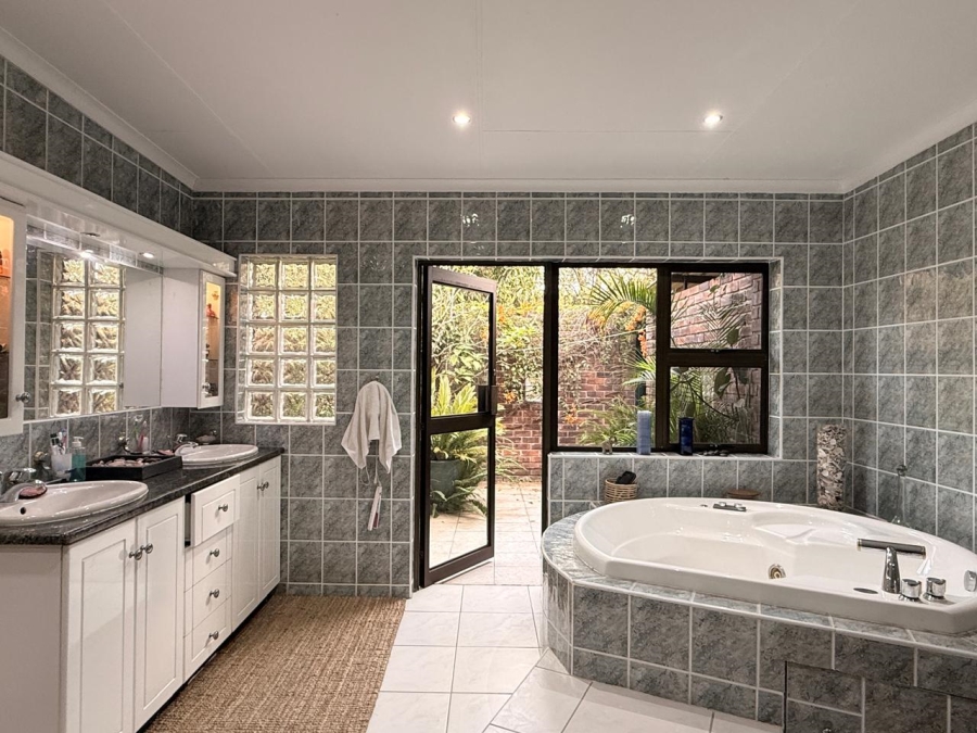 4 Bedroom Property for Sale in Aviary Hill KwaZulu-Natal