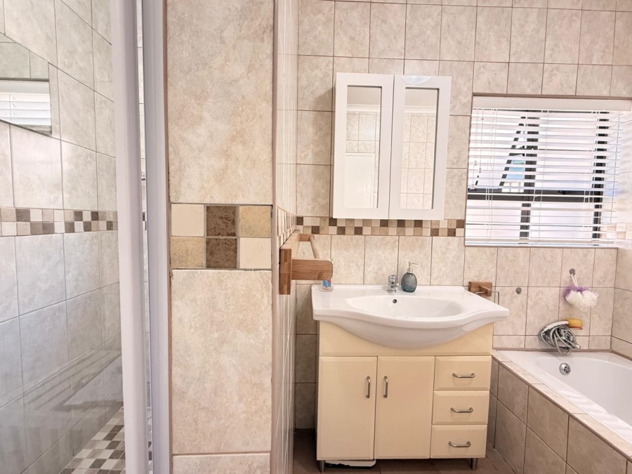 4 Bedroom Property for Sale in Schuinshoogte KwaZulu-Natal