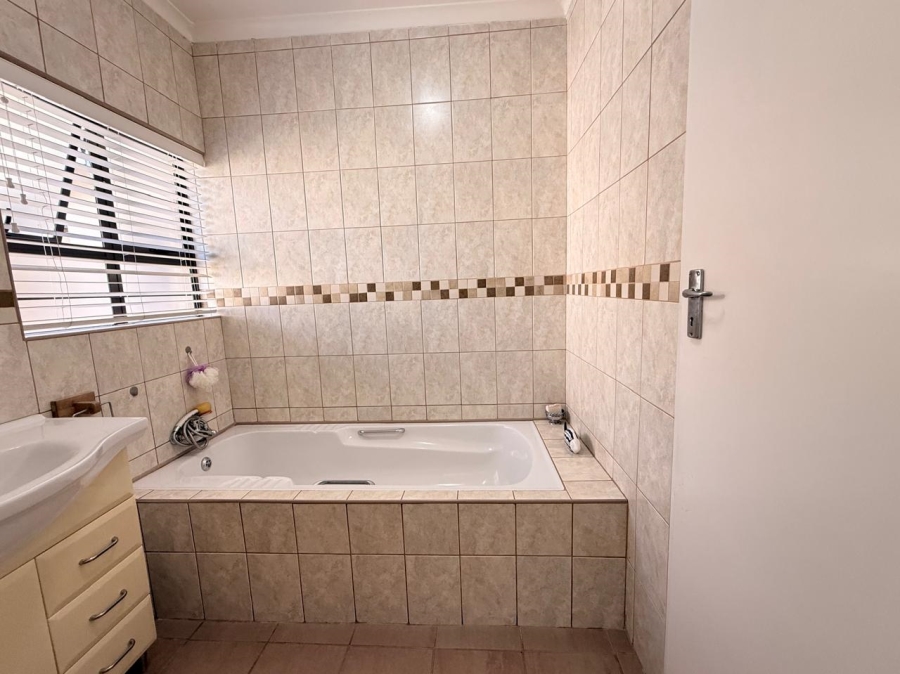 4 Bedroom Property for Sale in Schuinshoogte KwaZulu-Natal