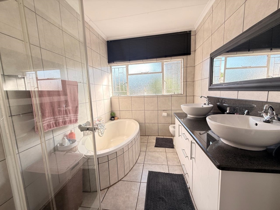 5 Bedroom Property for Sale in Huttenheights KwaZulu-Natal