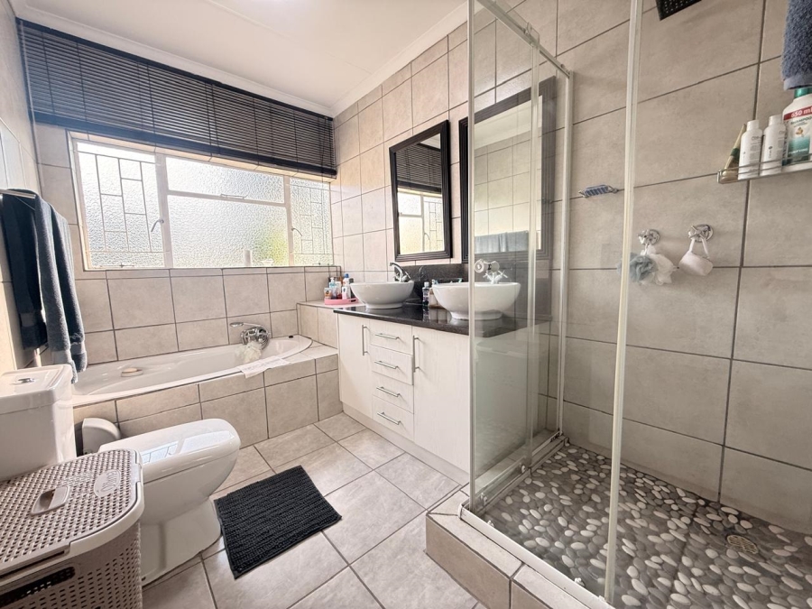 5 Bedroom Property for Sale in Huttenheights KwaZulu-Natal