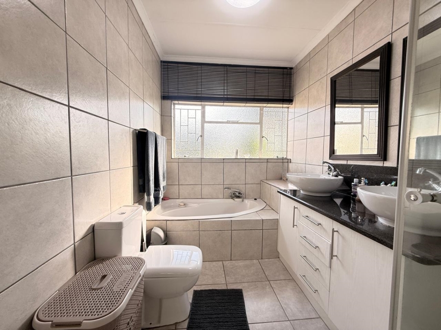 5 Bedroom Property for Sale in Huttenheights KwaZulu-Natal