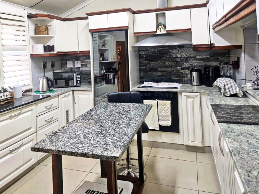 5 Bedroom Property for Sale in Havenside KwaZulu-Natal