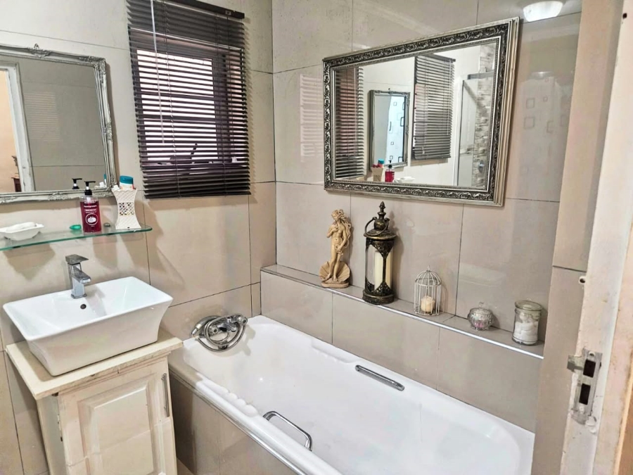 5 Bedroom Property for Sale in Havenside KwaZulu-Natal