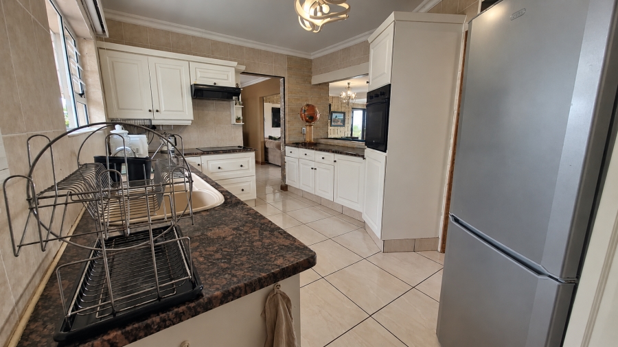 5 Bedroom Property for Sale in Salt Rock KwaZulu-Natal