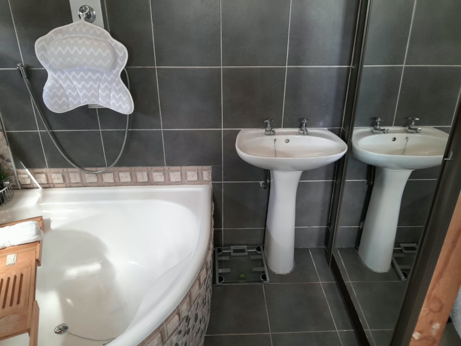 To Let 3 Bedroom Property for Rent in Orient Hills KwaZulu-Natal