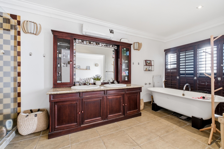 5 Bedroom Property for Sale in Salt Rock KwaZulu-Natal
